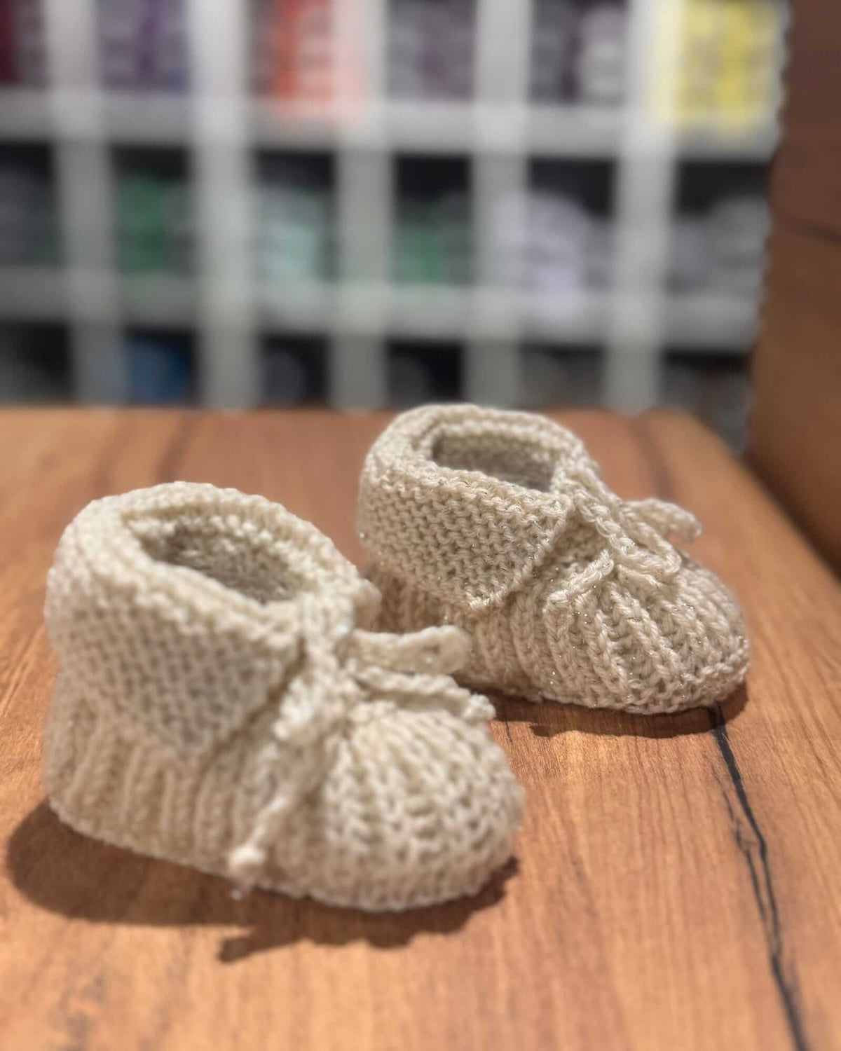 Handgestrickte Babyfinkle in Violett – Merino (0 - 12 Monate)