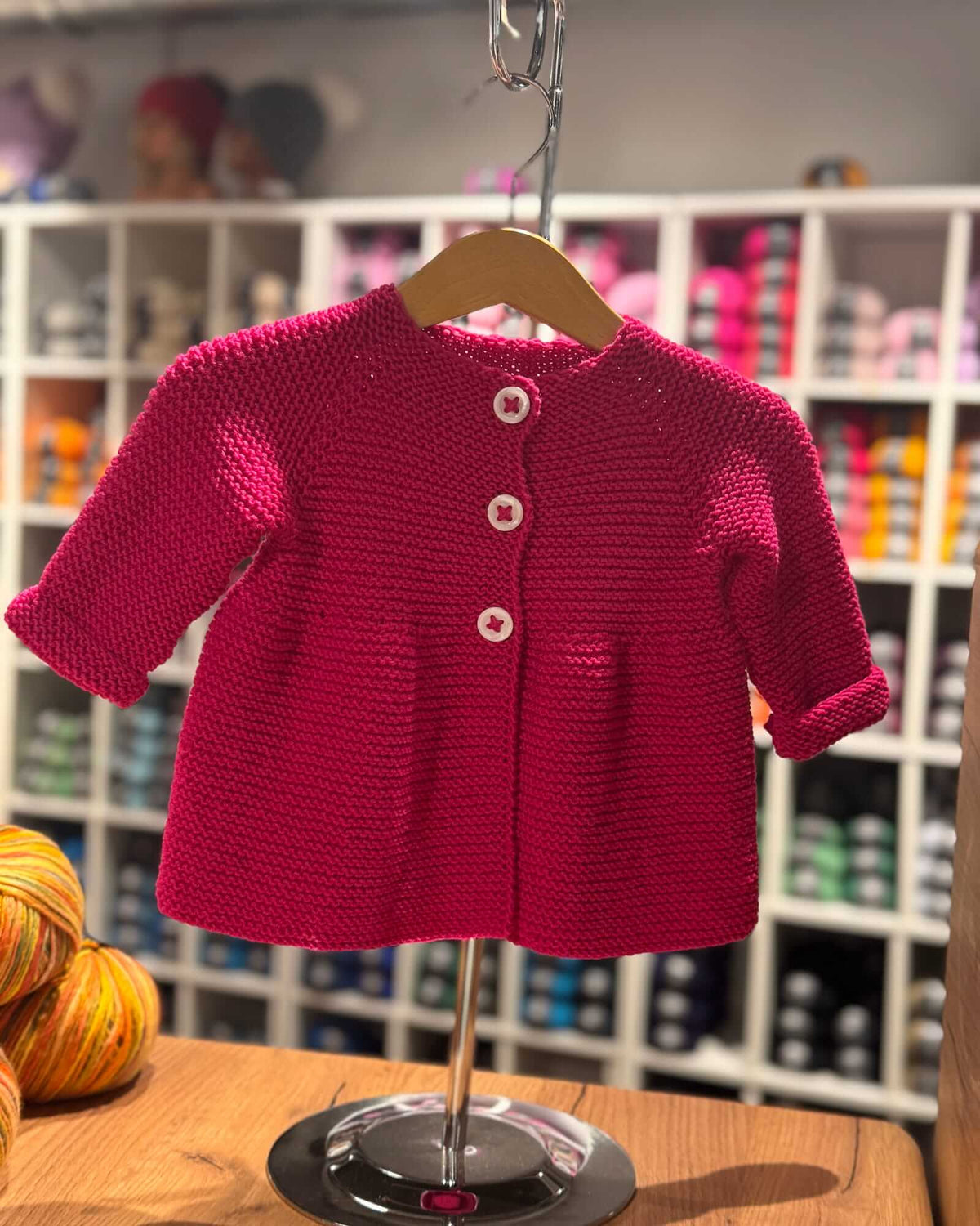 Handgestrickte Babyjacke – Zyklam, 100% Merinowolle (0–24 Monate)