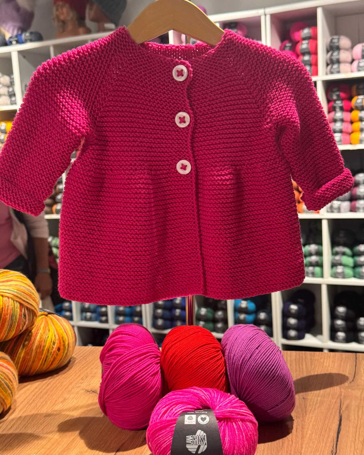 Handgestrickte Babyjacke – Zyklam, 100% Merinowolle (0–24 Monate)