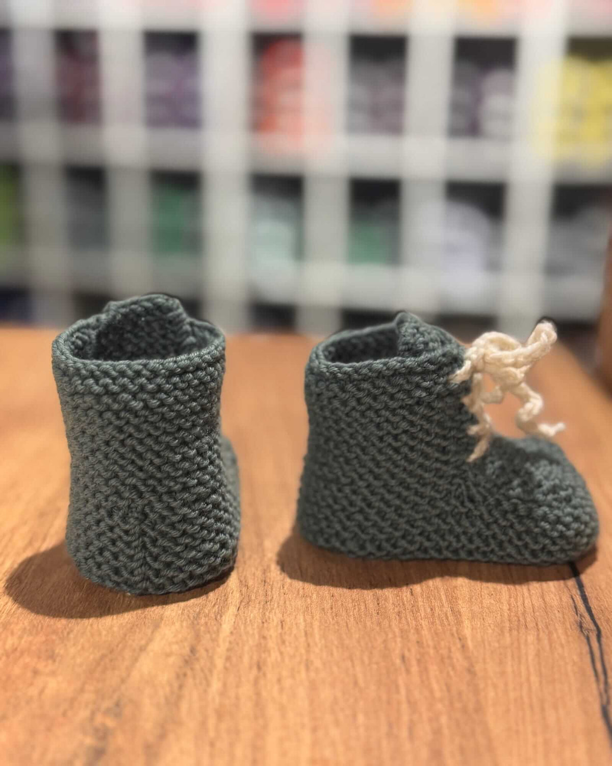 Handgestrickte Babyfinkli in Dunkelgrün & Creme - Merino (0 - 24 Monate)