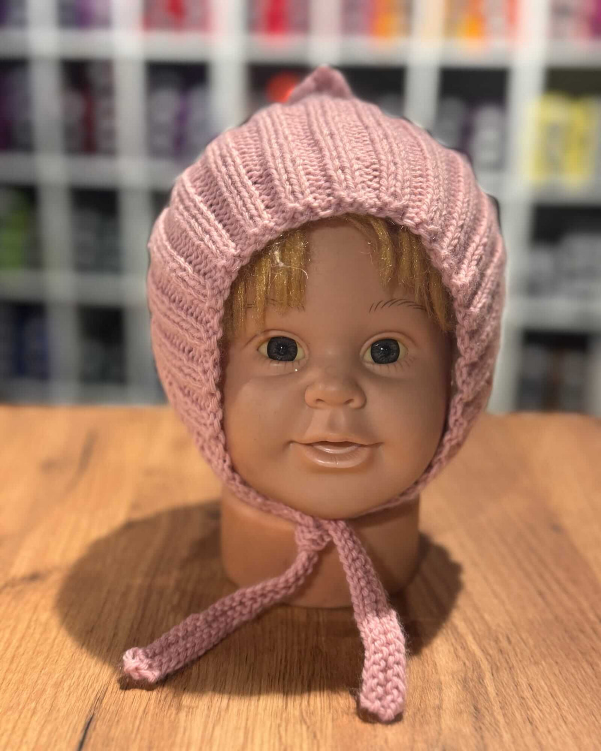 Handgestrickte Pixie-Babyhaube - Altrosa, 100% Merinowolle (0-24 Monate)