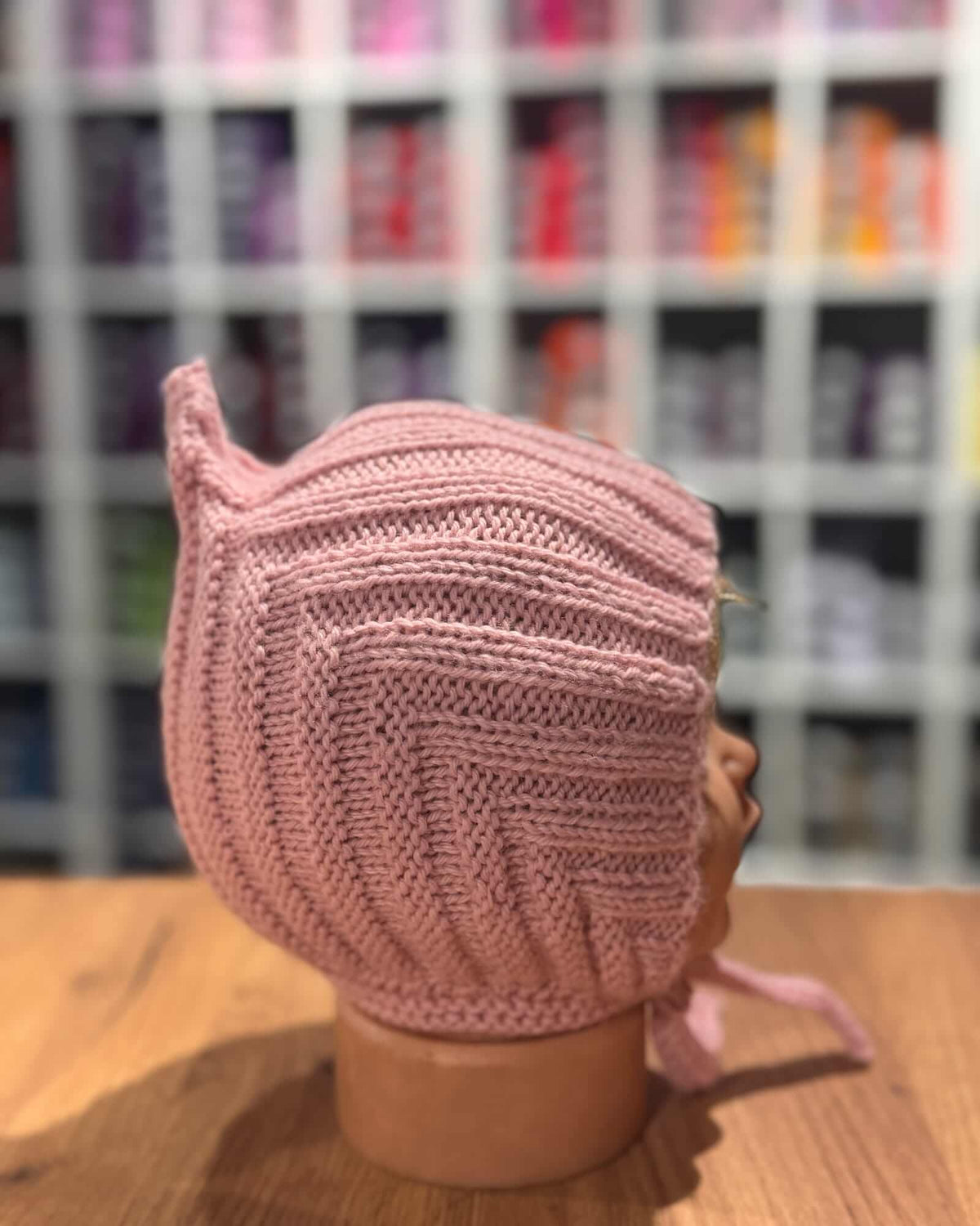 Handgestrickte Pixie-Babyhaube - Altrosa, 100% Merinowolle (0-24 Monate)