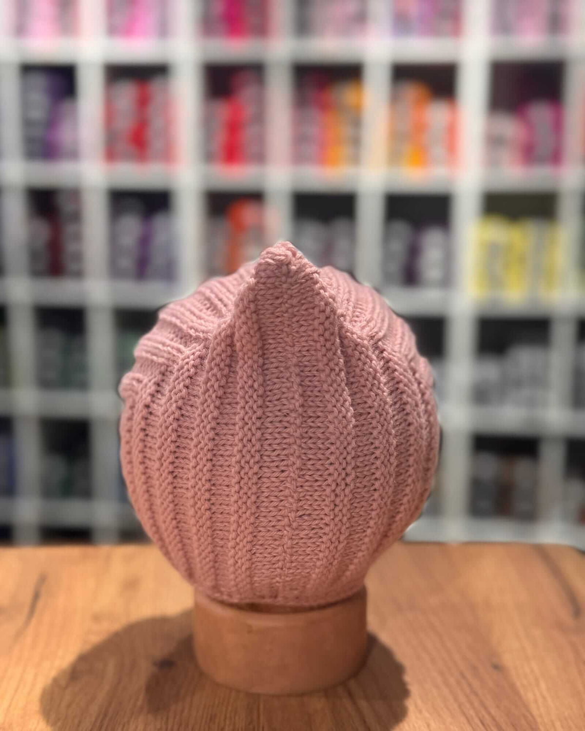 Handgestrickte Pixie-Babyhaube - Altrosa, 100% Merinowolle (0-24 Monate)