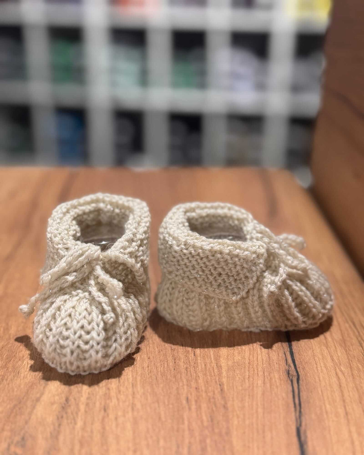 Handgestrickte Babyfinkle in Violett – Merino (0 - 12 Monate)