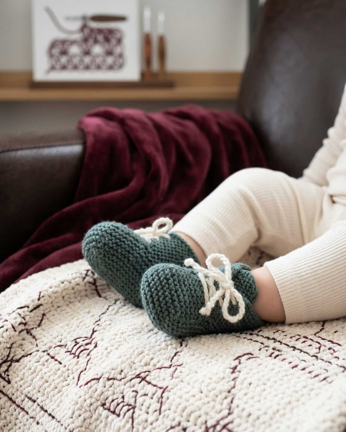 Handgestrickte Babyfinkli in Dunkelgrün & Creme - Merino (0 - 24 Monate)