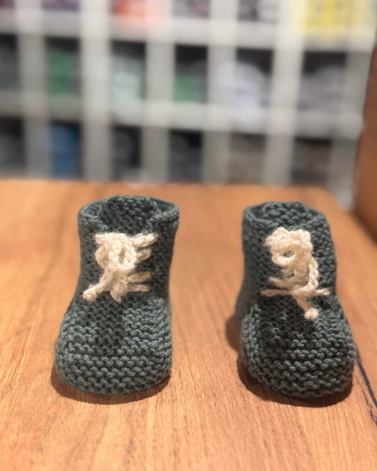 Handgestrickte Babyfinkli in Dunkelgrün & Creme - Merino (0 - 24 Monate)