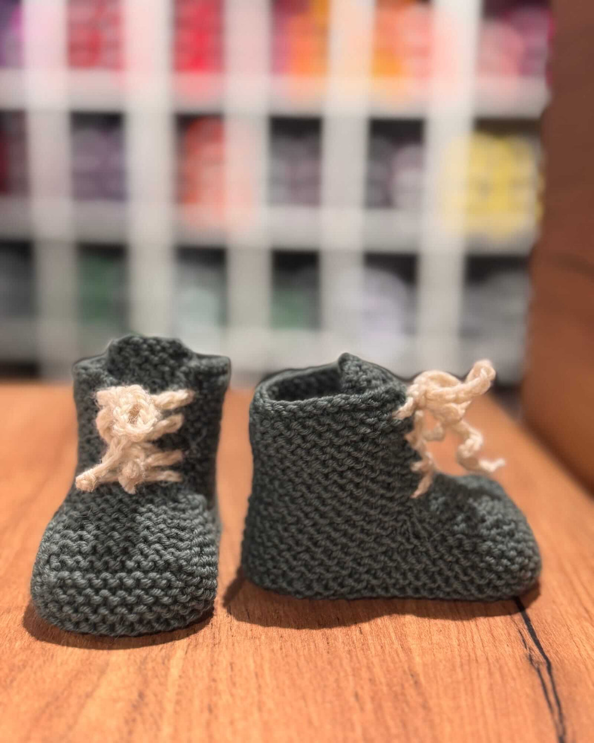 Handgestrickte Babyfinkli in Dunkelgrün & Creme - Merino (0 - 24 Monate)