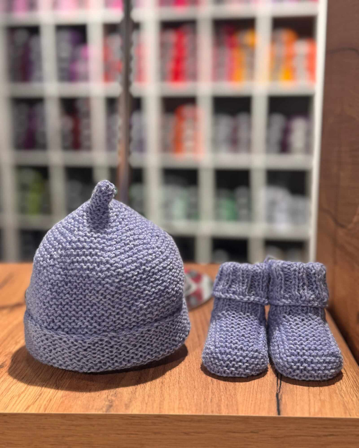 Handgestricktes Baby-Mützen & Schal-Set - Salbeigrün, 100% Merino (0 - 24 Monate)