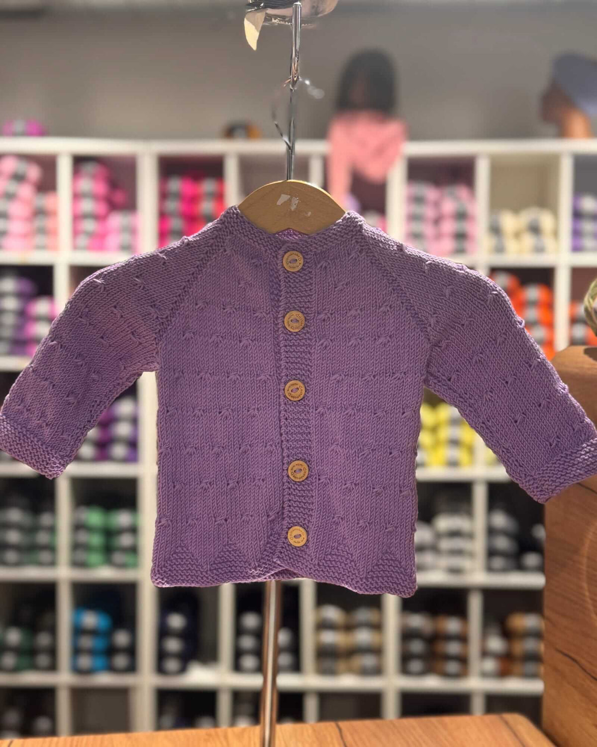 Handgestrickte Babyjacke – Veilchenlila, 100% Merinowolle (0–24 Monate)